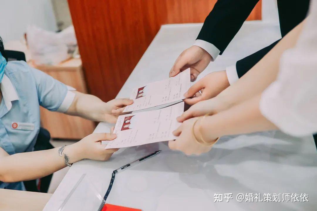 领证拍照姿势大全!手把手教你摆Pose,100%出片~ - 知乎