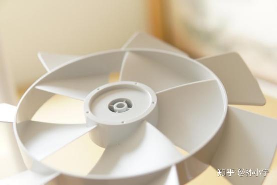 如何选择适合自己的电风扇 v2-04a43cbce2481456c61b4cc2b715c63d_r.jpg
