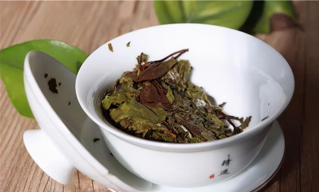 喜欢体验顺滑口感的茶友,可以选择陈化一年以上的寿眉,这款白茶的茶汤