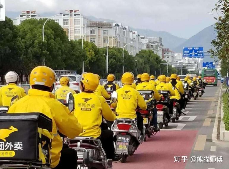 熊猫师傅机器人送外卖用机器人帮助骑手上楼解决最后100米