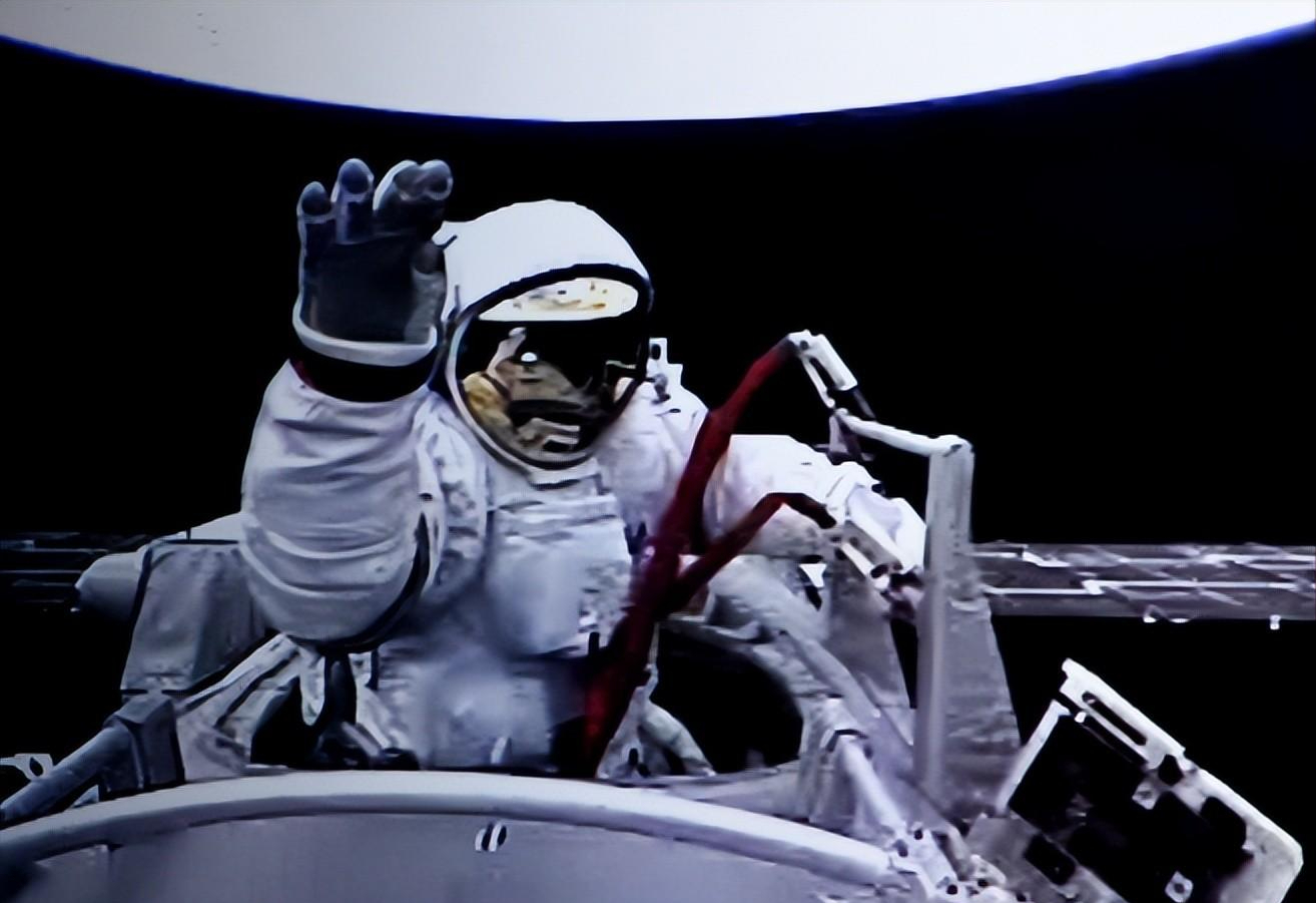 航天员翟志刚冒险出舱,遭遇轨道舱"失火",能量早餐助力远航