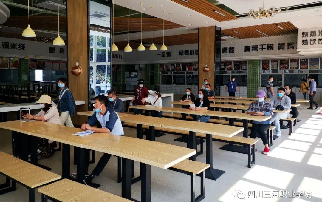 学院此次模拟演练分为到校报到,异常情况紧急处置,食堂用餐,进入宿舍