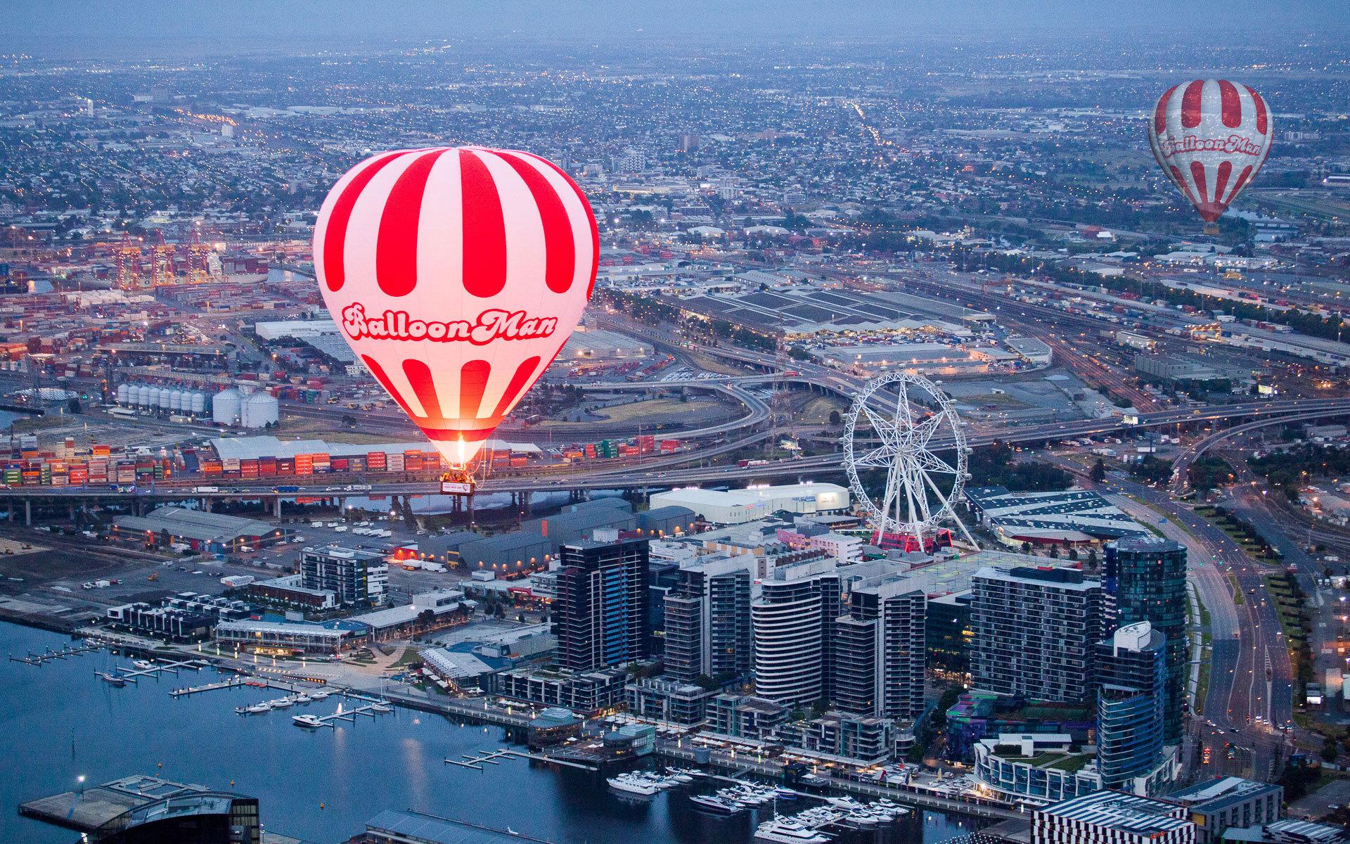 漂浮在城市上空的热气球墨尔本是澳大利亚唯一一个允许热气球孕市