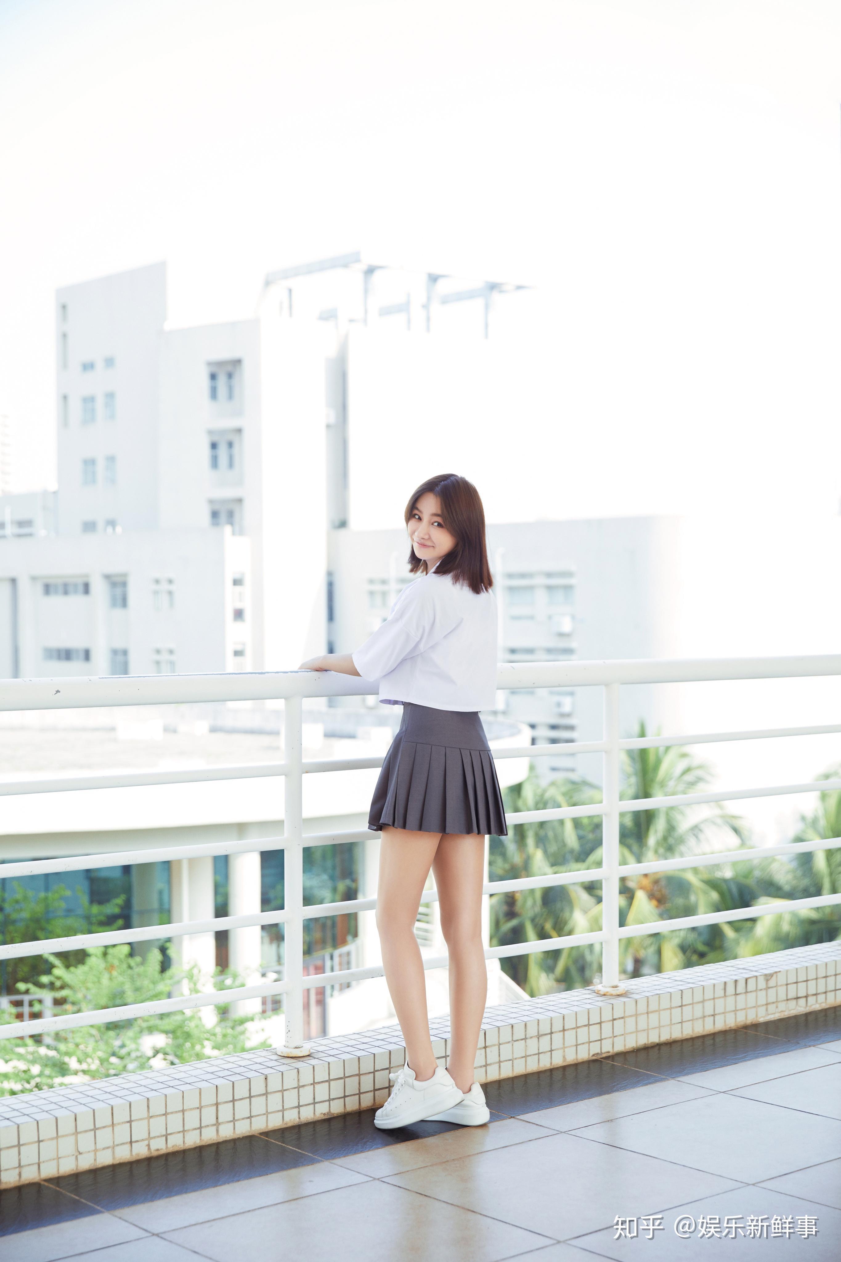 miss韩懿莹活力十足现身母校清新校服风尽显灵动