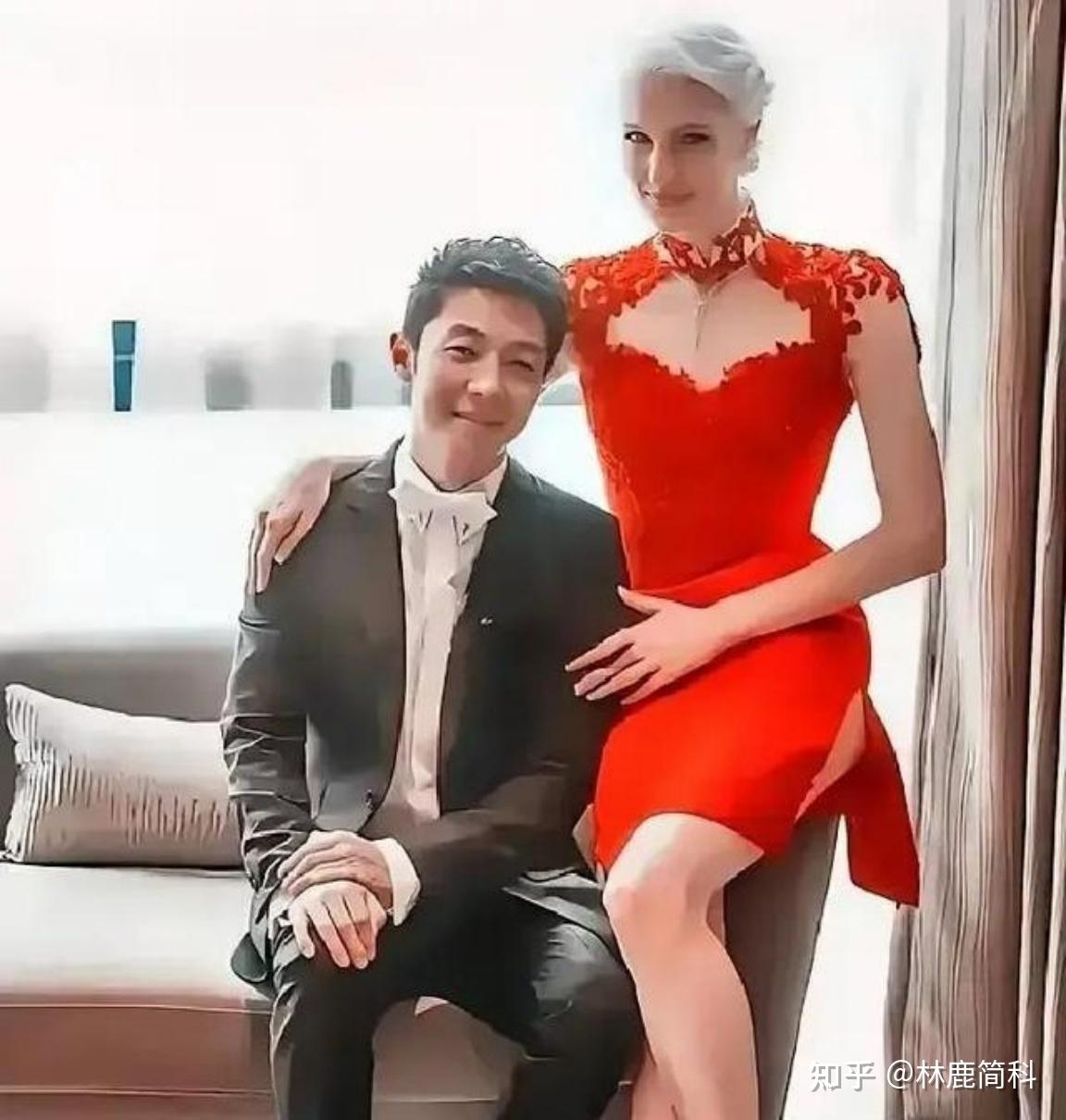 八年前亿万豪门千金李白执意要嫁给撒贝宁而与父亲决裂八年后李白