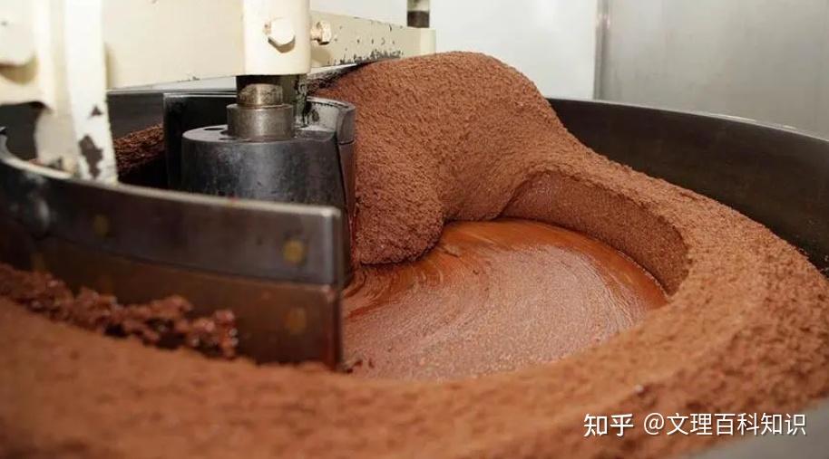 由于滚轮摩擦会产生热量,丰富的可可脂在研磨过程中析出,让可可浆变得