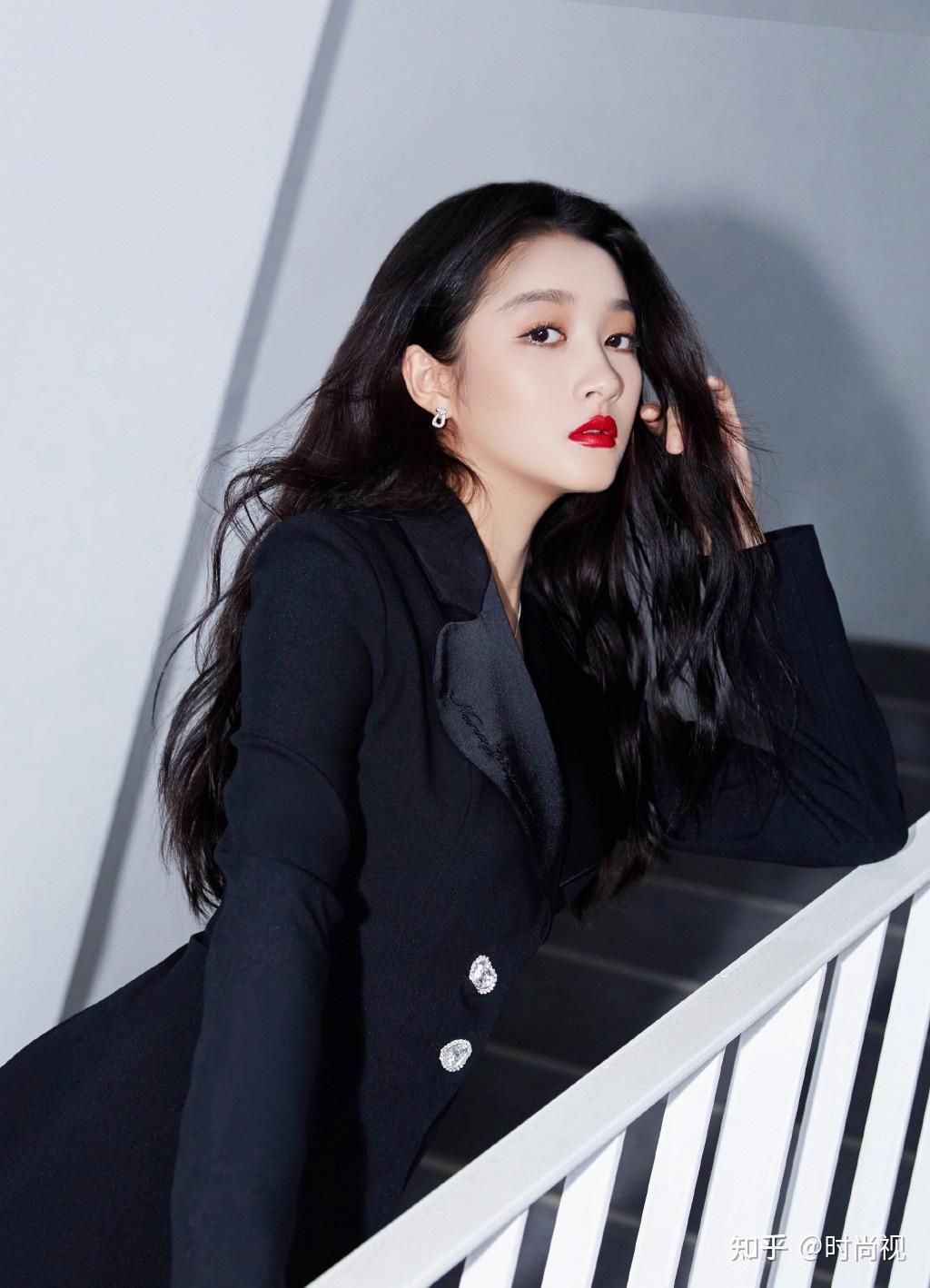 明星西装穿搭真性感唐嫣红色西装成亮点关晓彤舒淇性感两不误