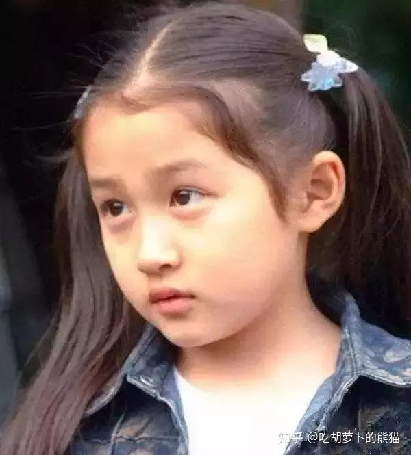 关晓彤上小学时,学校离家里很近,五分钟左右就到了.