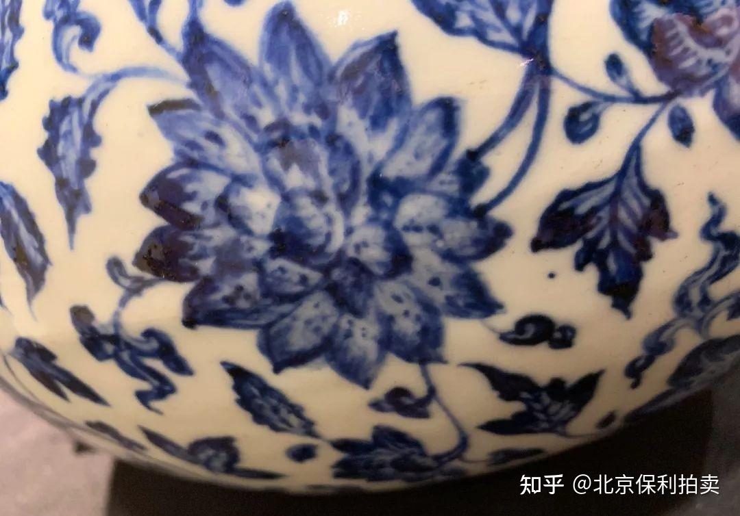 中国美術 大明宣徳年製 款 青華 花唐草文 抱月瓶