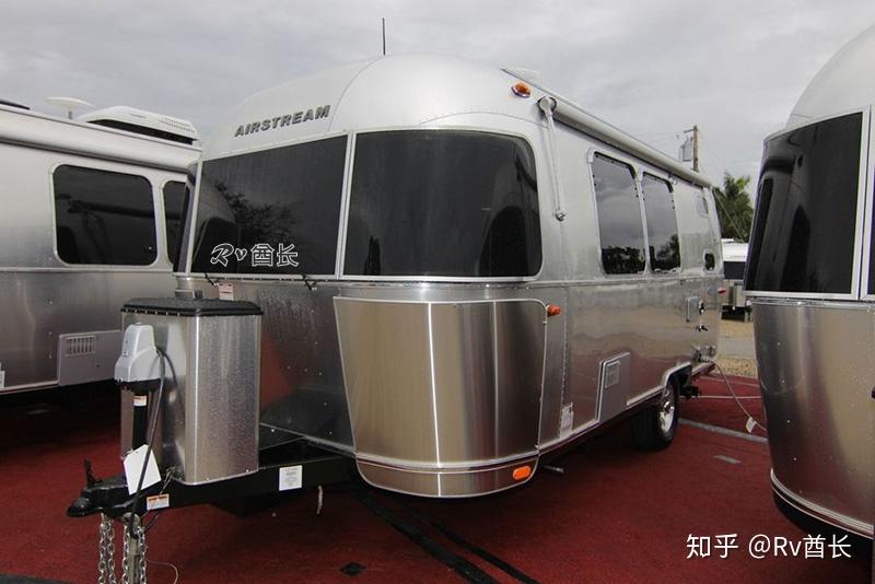 清风房车635米可以提供4个睡眠位飞云20fb拖挂房车