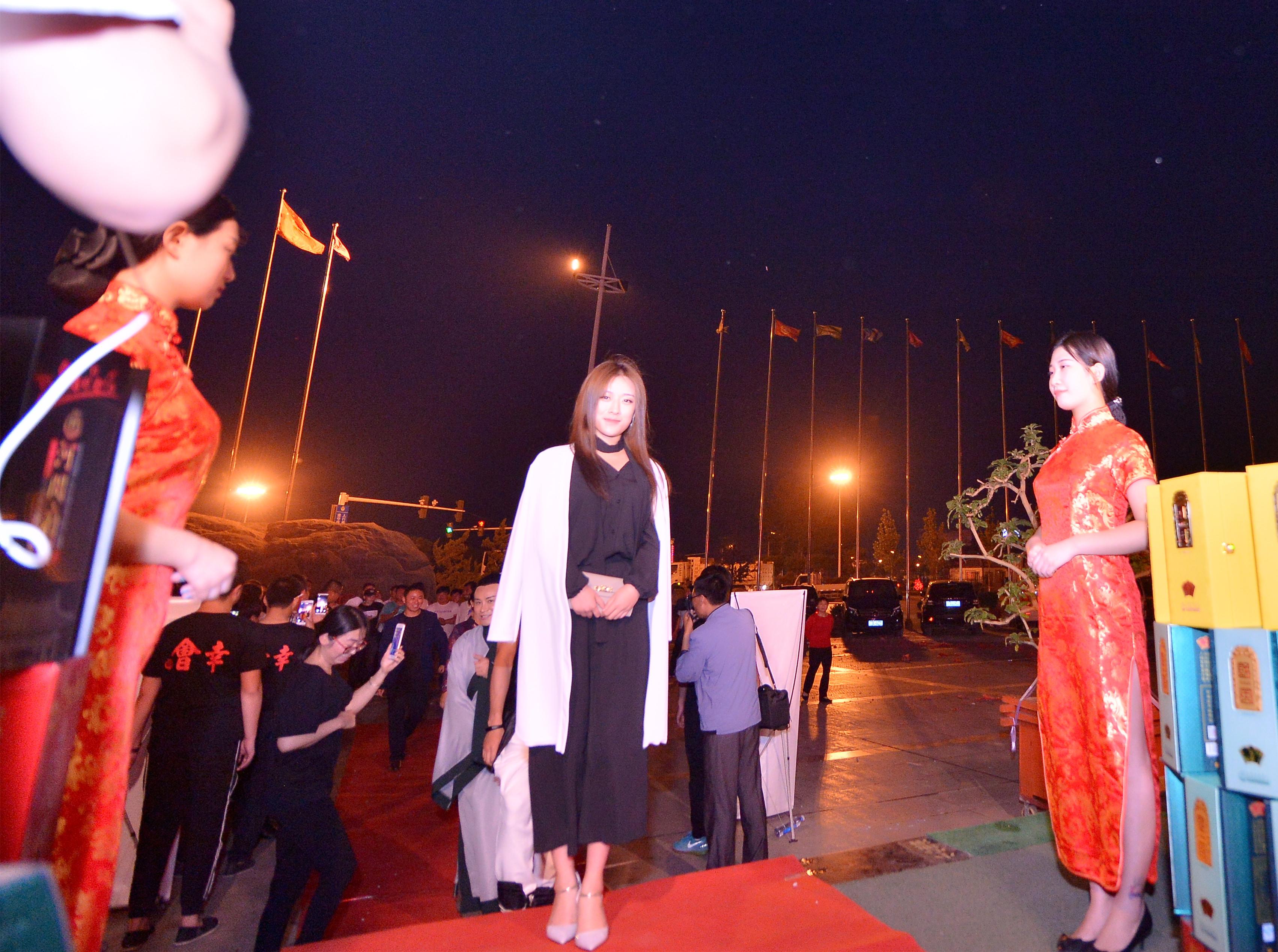 姜雯兮出席电影厨神归来之驴肉火烧杀青晚宴一路红毯备受关注