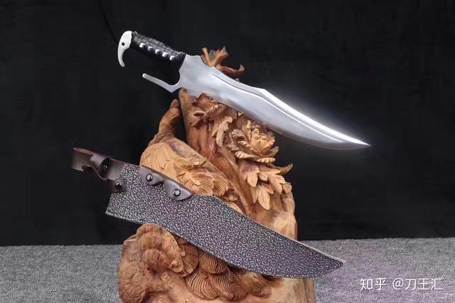 包括带有刀格的单刃,双刃刀,且刀身长度超过100毫米(包括100毫米);新