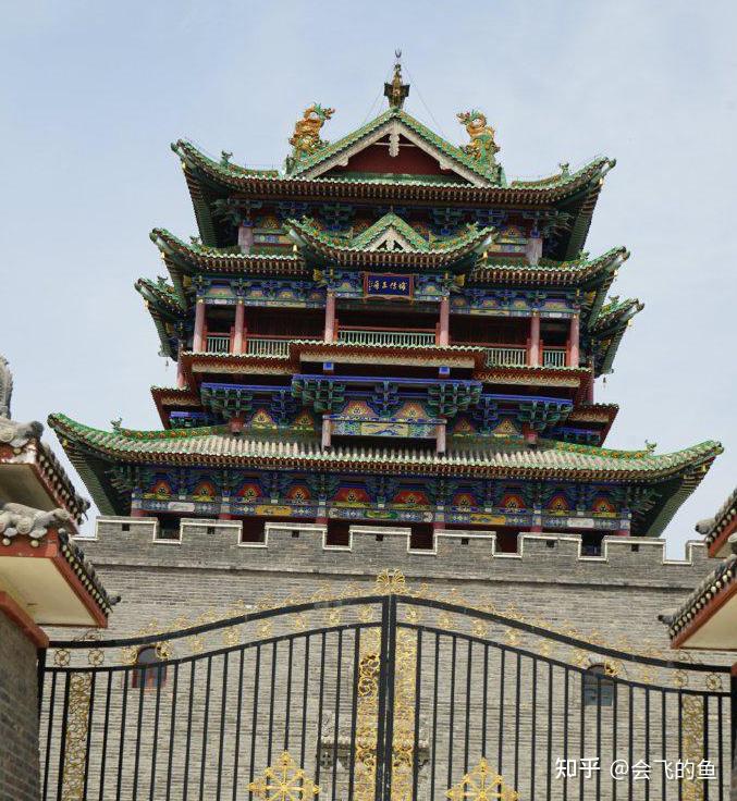 偏关县的护城楼位于偏关县城西山岗上,又因坐落于形似虎头的西山之上