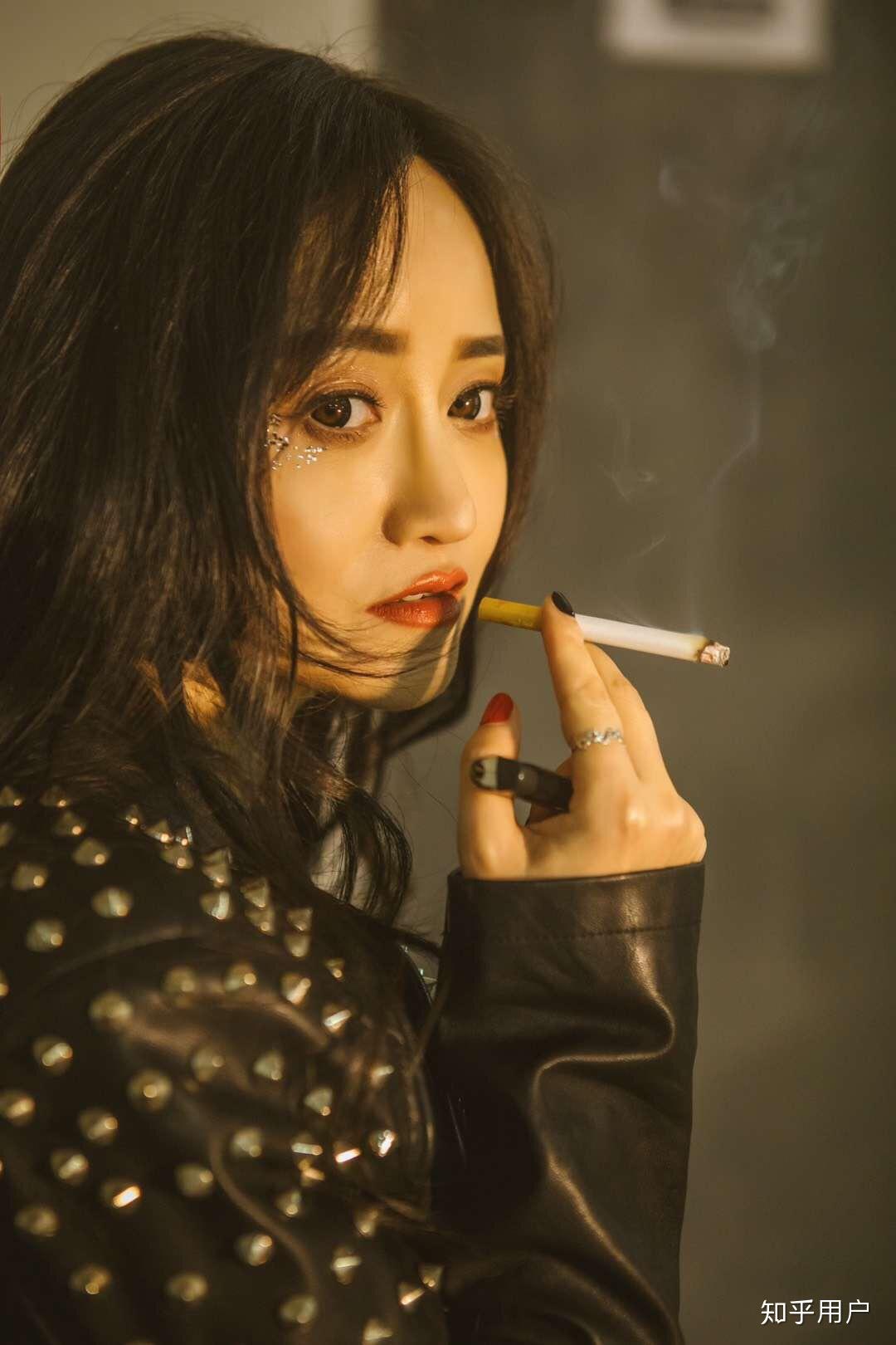 女孩吸烟的样子有没有好看的时候呢?