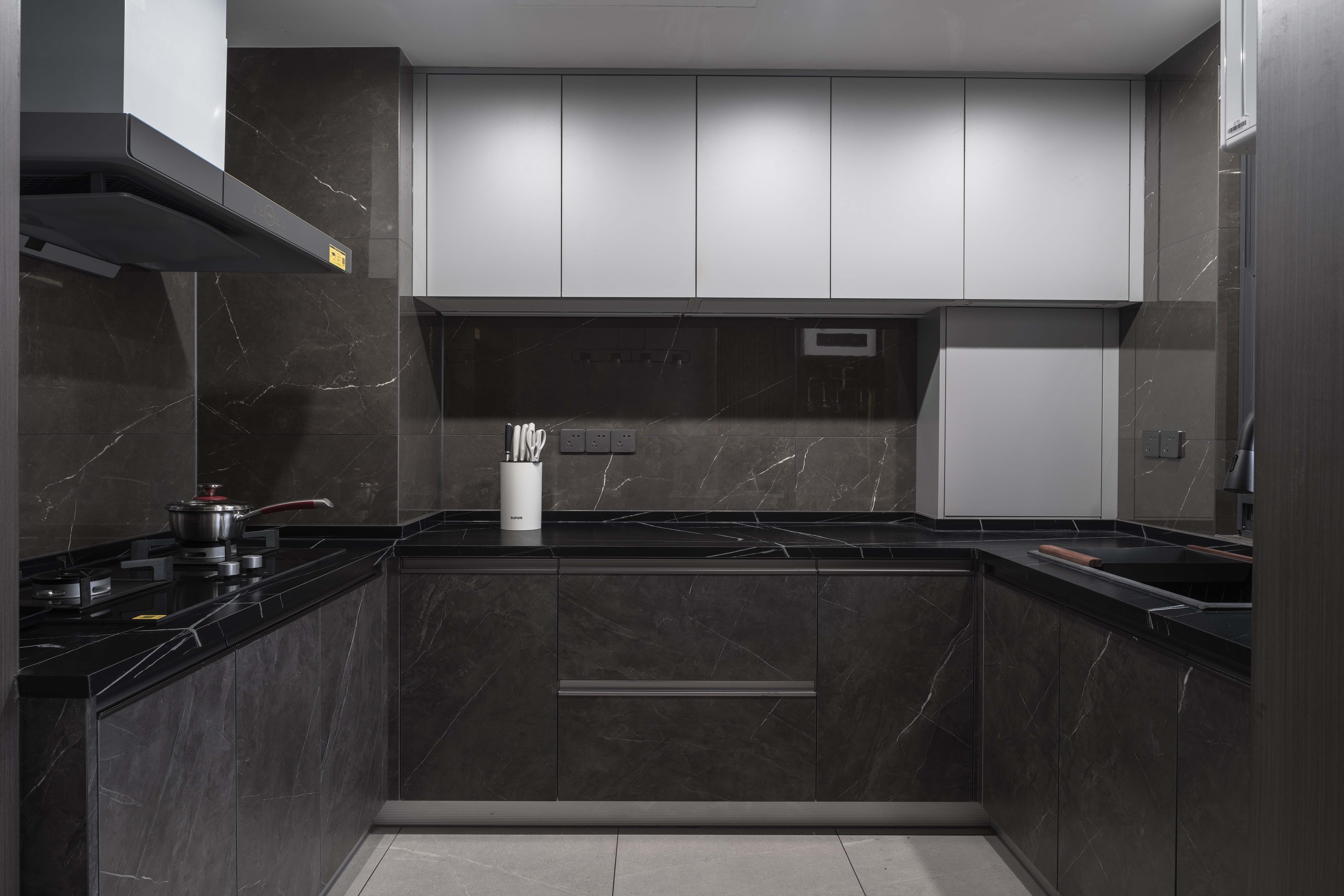 深化全屋的深色调格局,厨房区域以深浅不一的灰色做色彩搭配,12×0