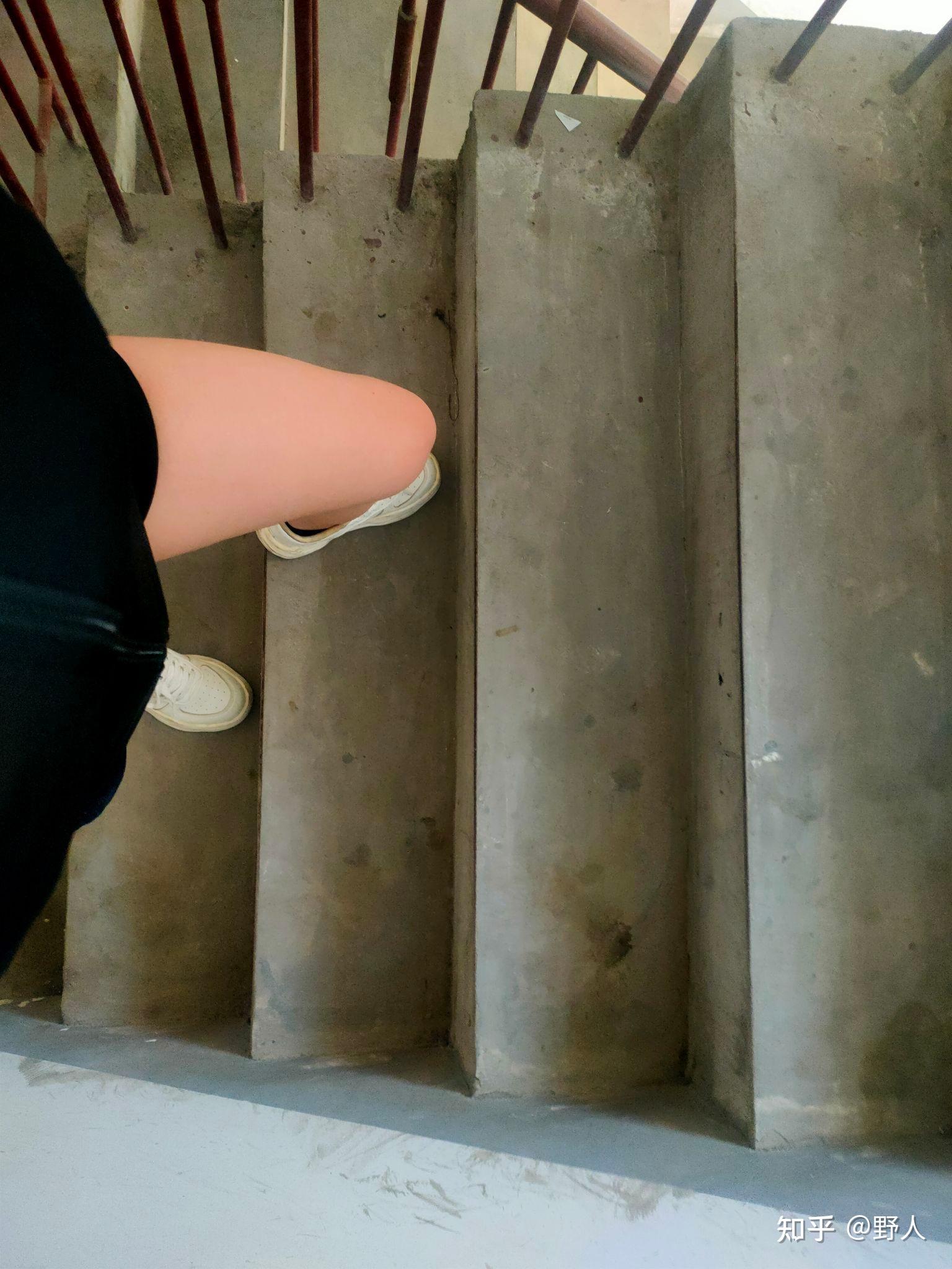 爬楼梯不伤膝盖的正确姿势