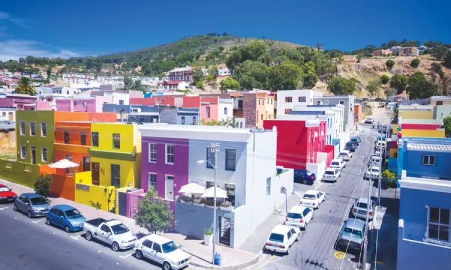 小镇bo-kaap,街道两旁都充满了红,蓝,黄,绿等色彩的建筑;走进小镇