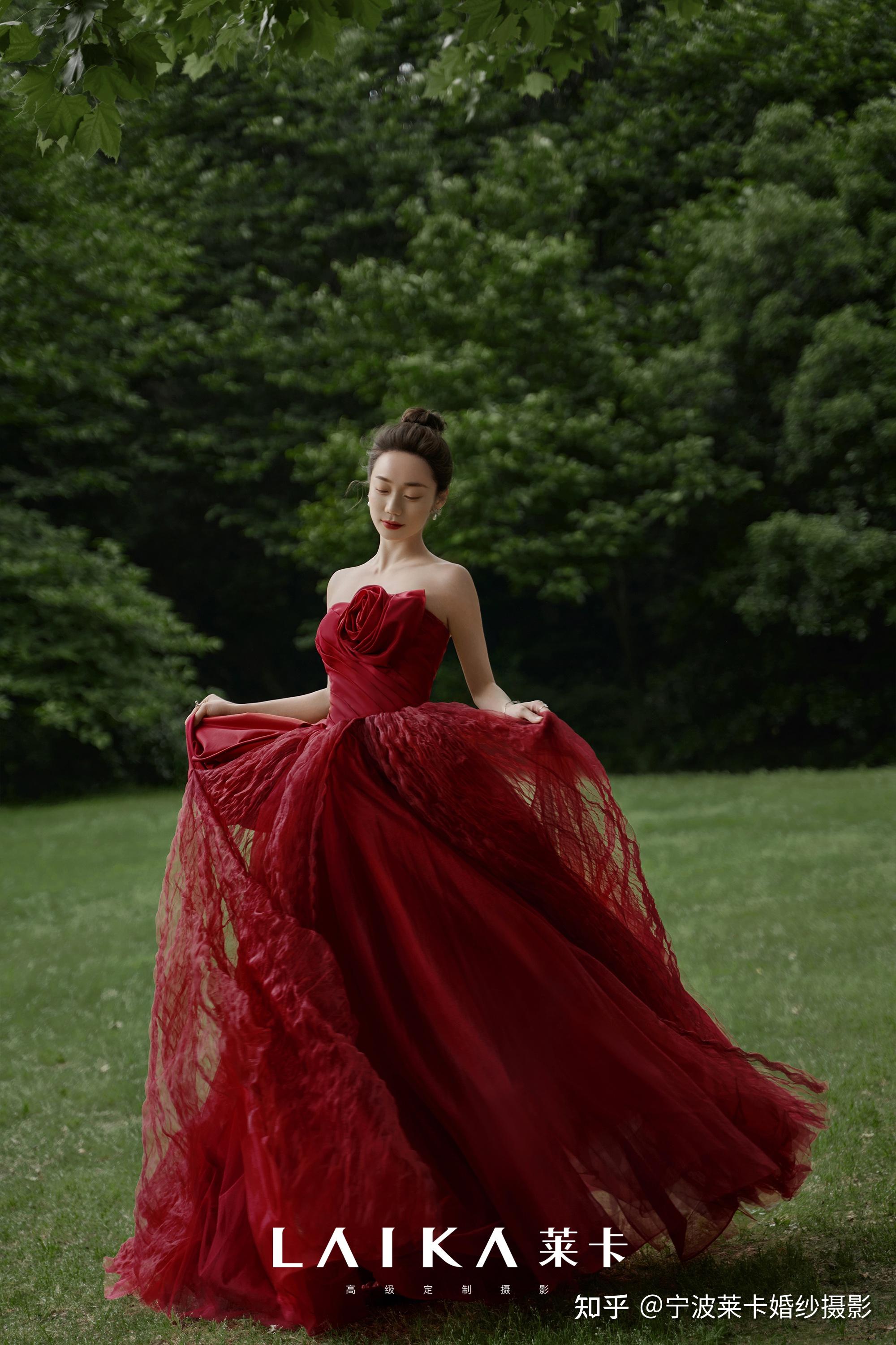 那天我穿上红裙以玫瑰之名与你共舞