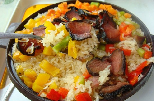 下面一起做一下这道香喷喷的腊肉饭吧 一,时蔬腊肉焖饭 主