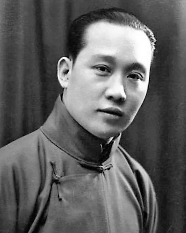 徒,1909年以"白牡丹"艺名随师唱庙会,1910年随师进京,得到侯俊山亲传