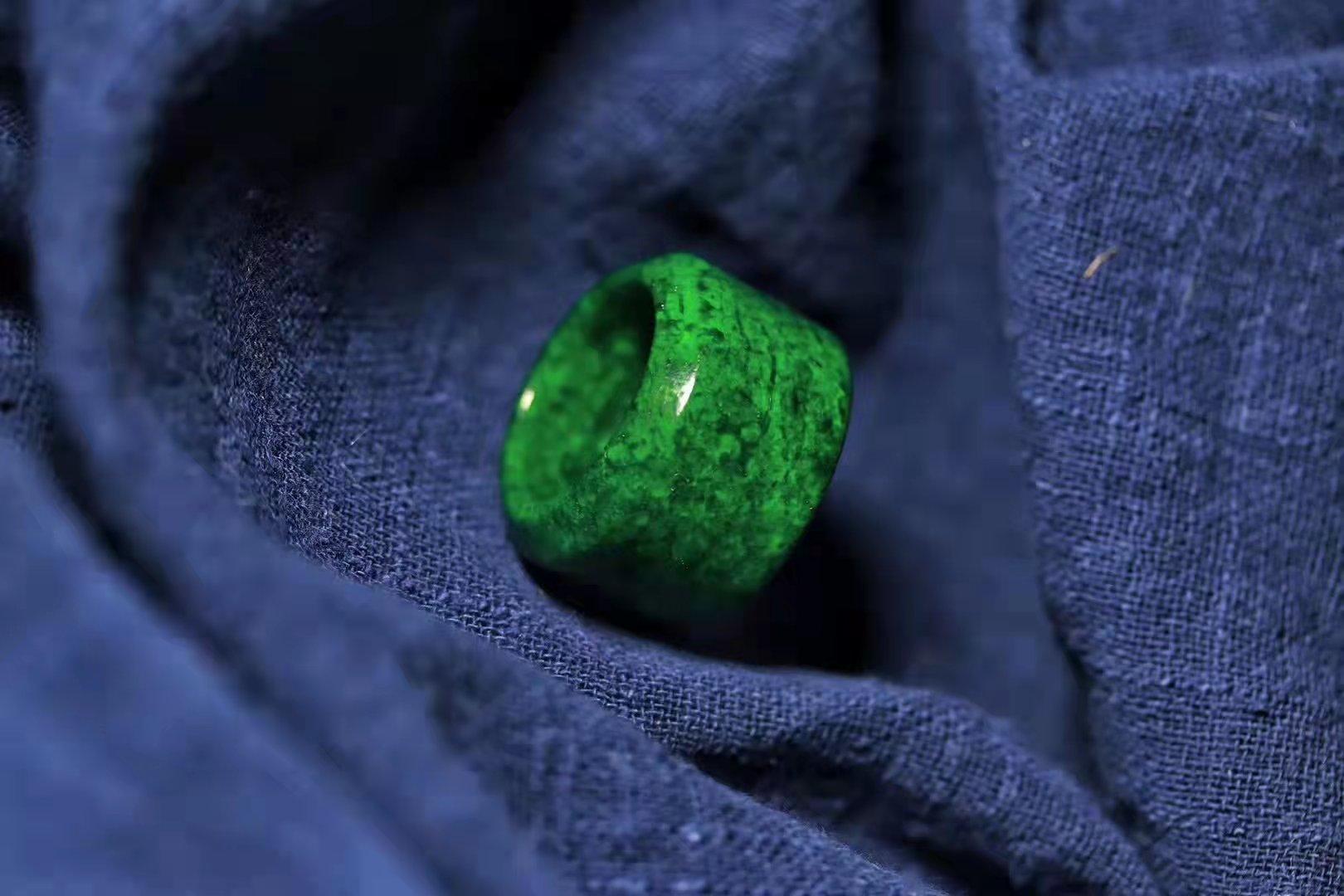 假虬角因为材质和制作的关系,会有一股较为刺鼻的味道,比较难闻.