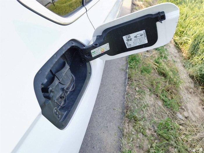 朗逸纯电提车立于北方的麦田边齐鲁大地的粮仓旁飒一波