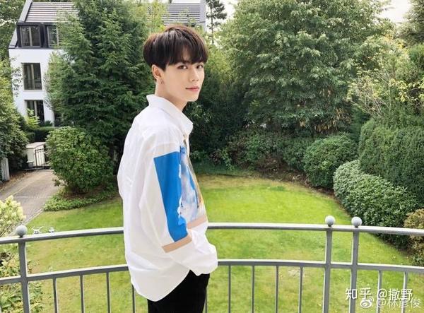 没有帅哥朋友,只能拿男朋友撑撑场面了