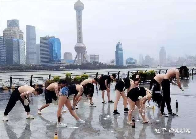 纪实上海美女穿着清凉在暴雨街头集体搓澡网友洗澡媛