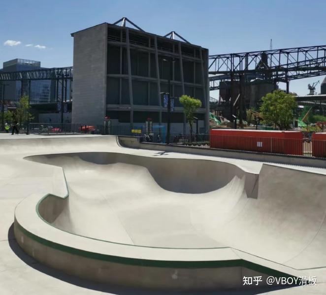 北京户外玩滑板的公园图片