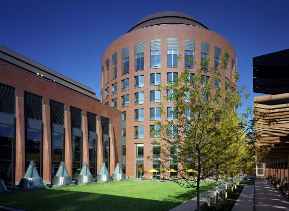 宾夕法尼亚大学的沃顿商学院是培养亿万富翁最多的商学院,也是美国第