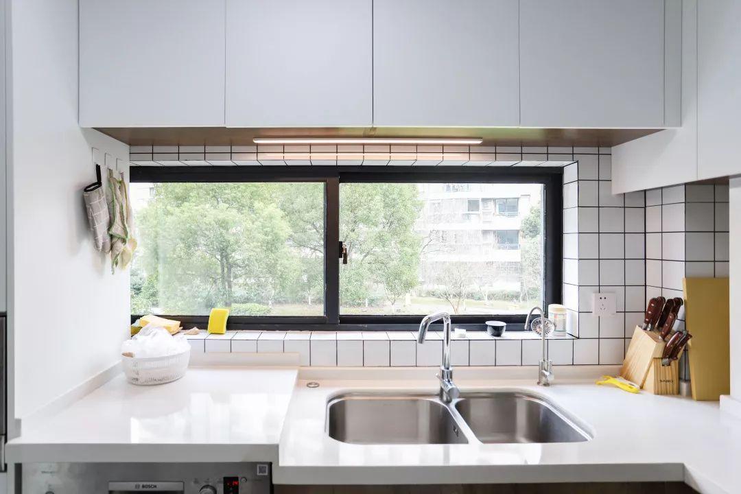 开放式厨房虽然没戏,但开发商在厨房留了一扇横窗.