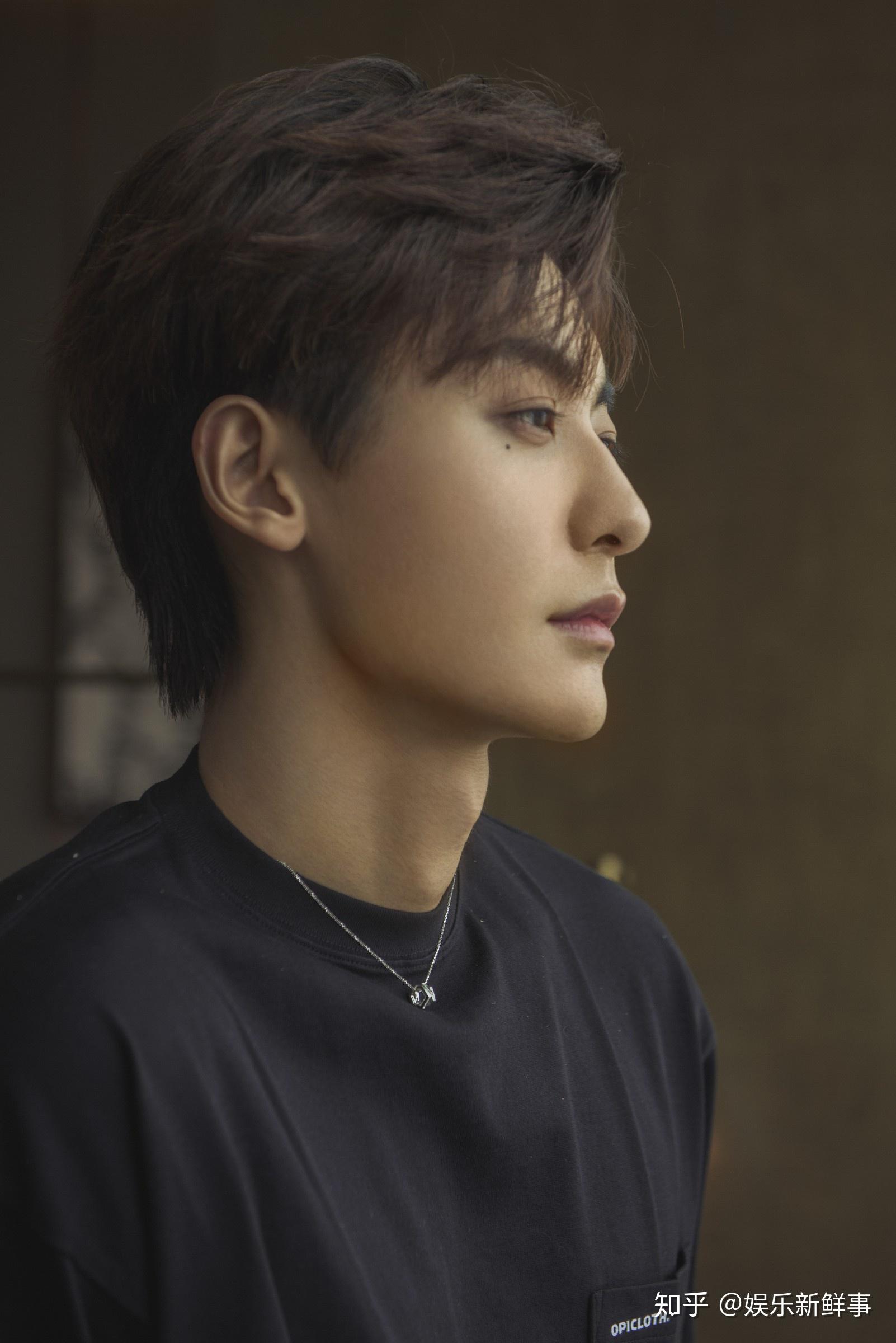 赵志伟黑衣写真释出少年眼神清澈且沉稳