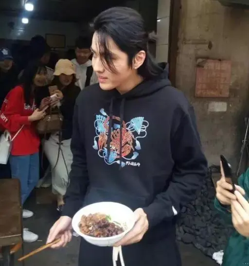 吴亦凡真的要靠大碗宽面吃遍天