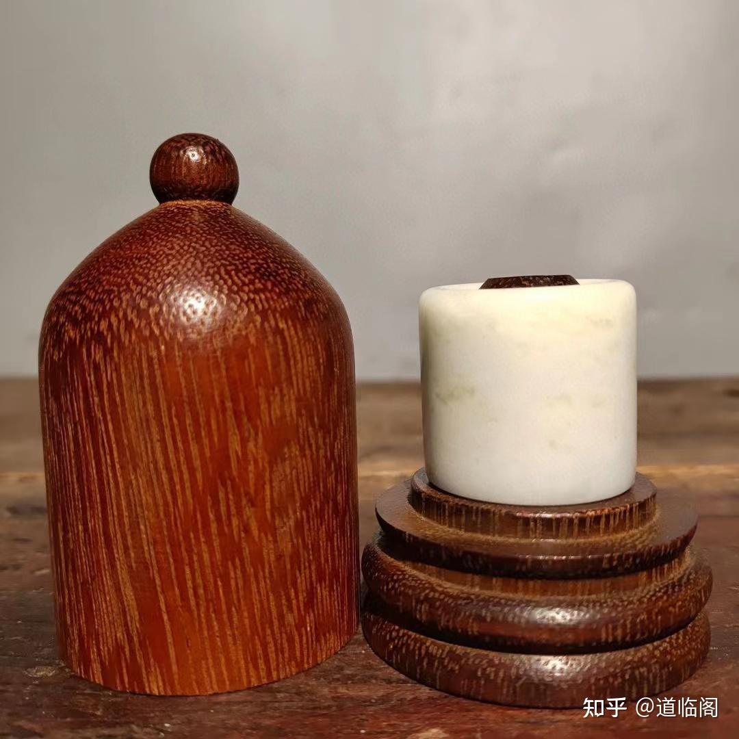 花梨木扳指盒、老玉扳指一套 花梨木扳指盒、老玉扳指一套