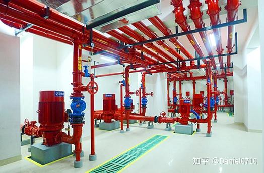 一些建筑特别是高层建筑配置的消防泵房,一般都设置在建筑地下室内