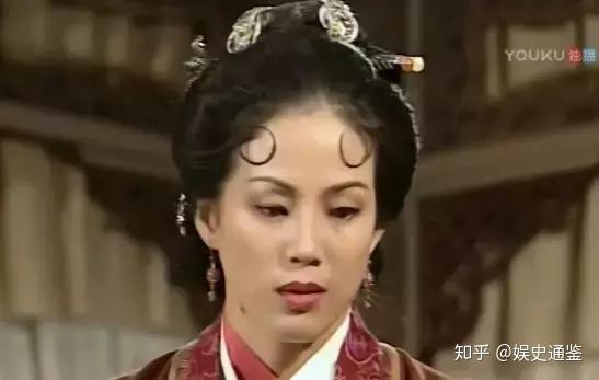 然后就是钟灵的母亲甘宝宝,演员李桂英当时在拍摄这部剧时,与tvb的