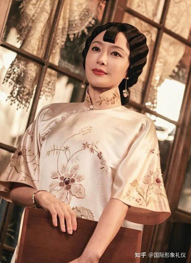 秦岚这才是正确的旗袍穿法端庄又迷人照着学准没错