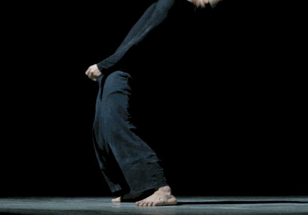 然后行动过程当中有一些舞蹈姿态的转换,比如仰头,转圈,打开双臂