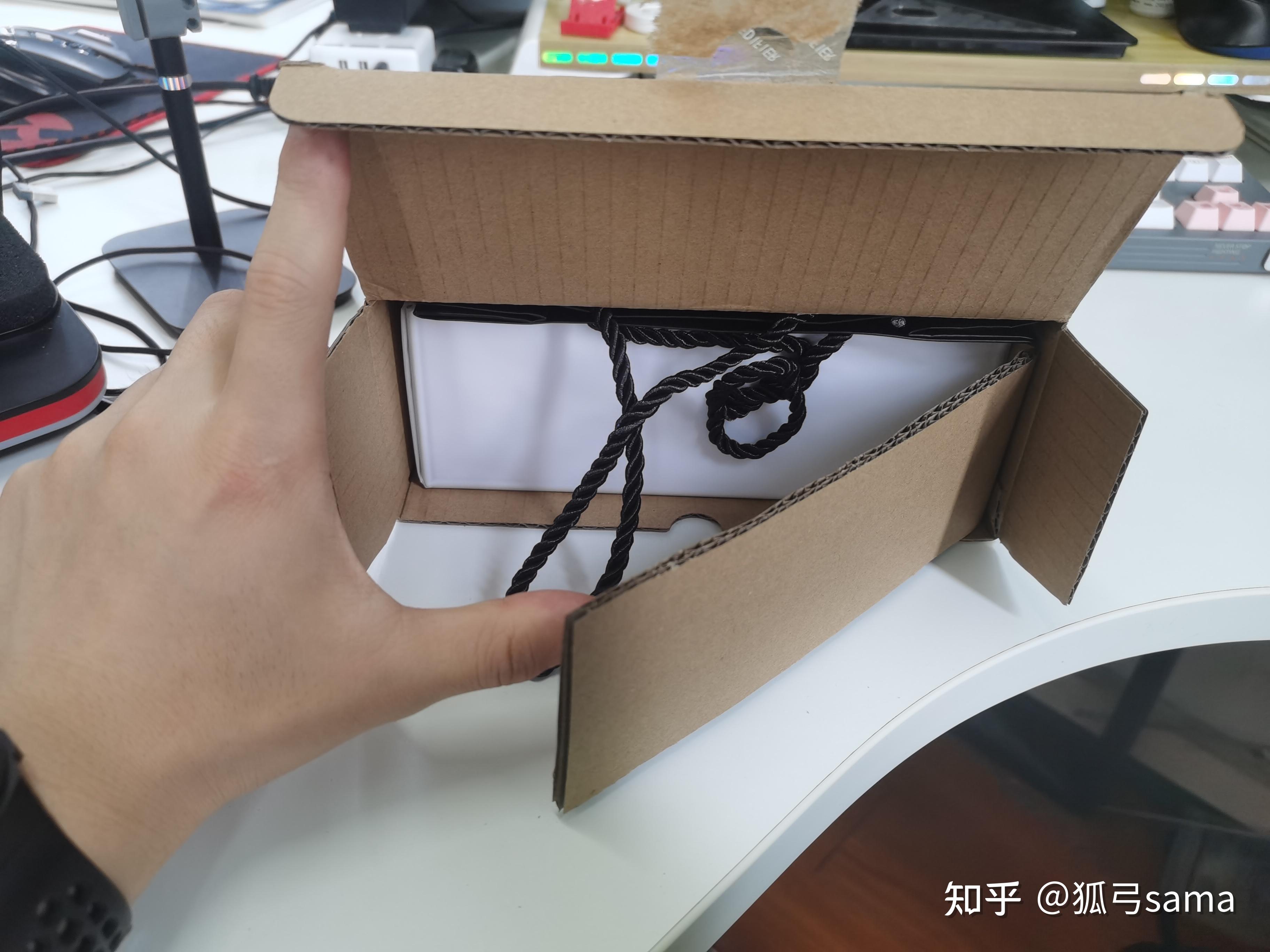 首先是快递包装盒,还是和一代一样,也是牛皮纸套最外层次.