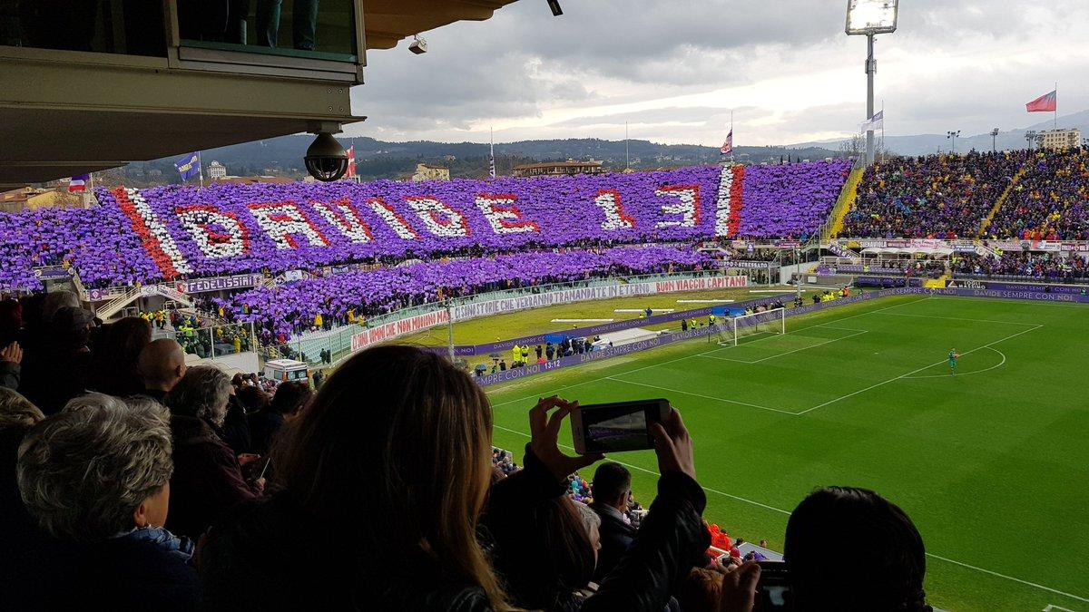2018年四月份 佛罗伦萨主场对阵贝内文托的比赛中,紫百合球迷在弗兰基