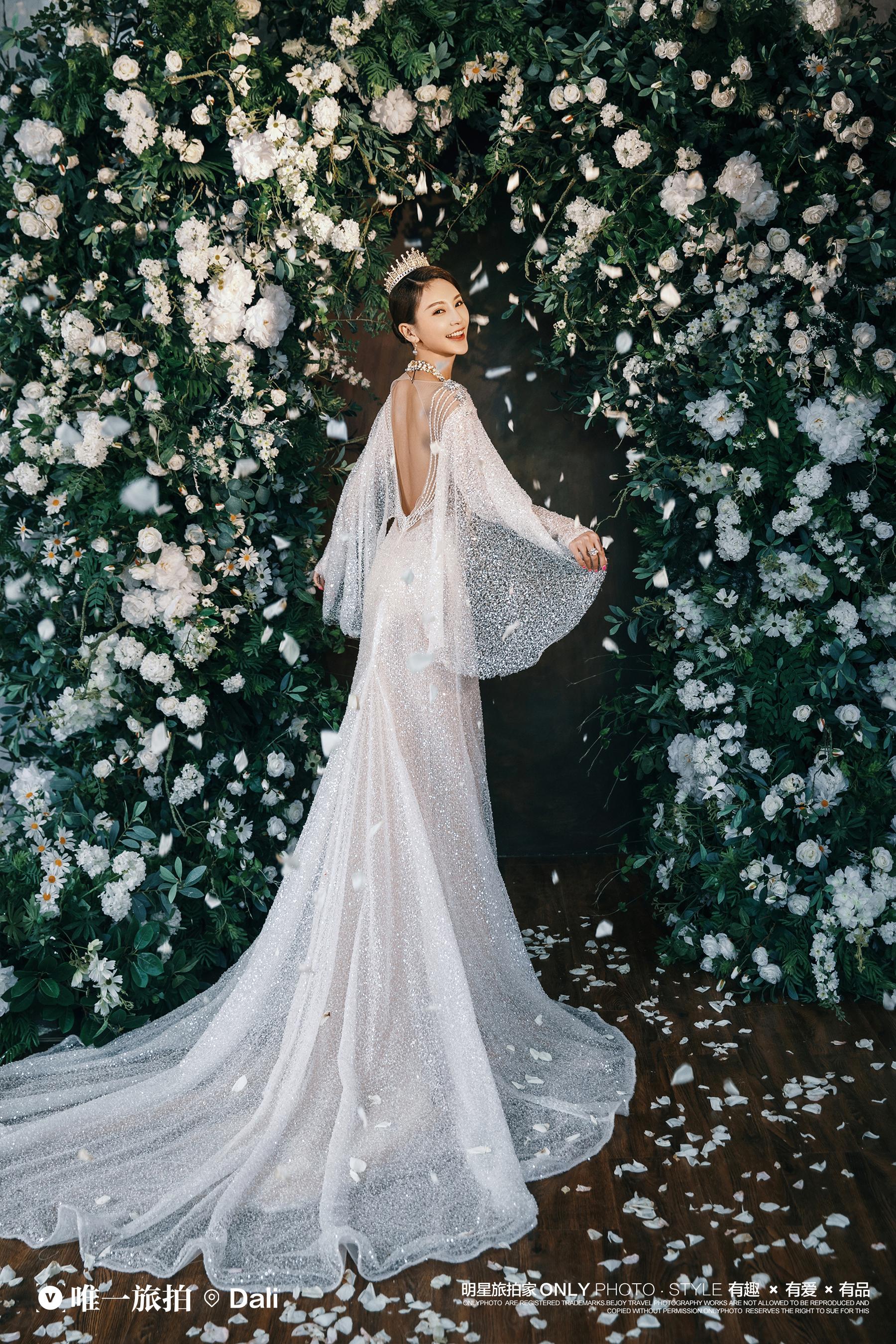 有没有那种穿婚纱的壁纸特别惊艳的那种