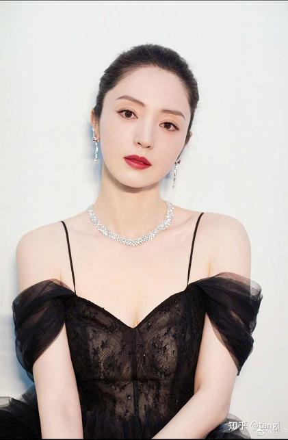 笔者早年间看过她主演的《无懈可击之美女如云》,《新拿什么拯救你,我