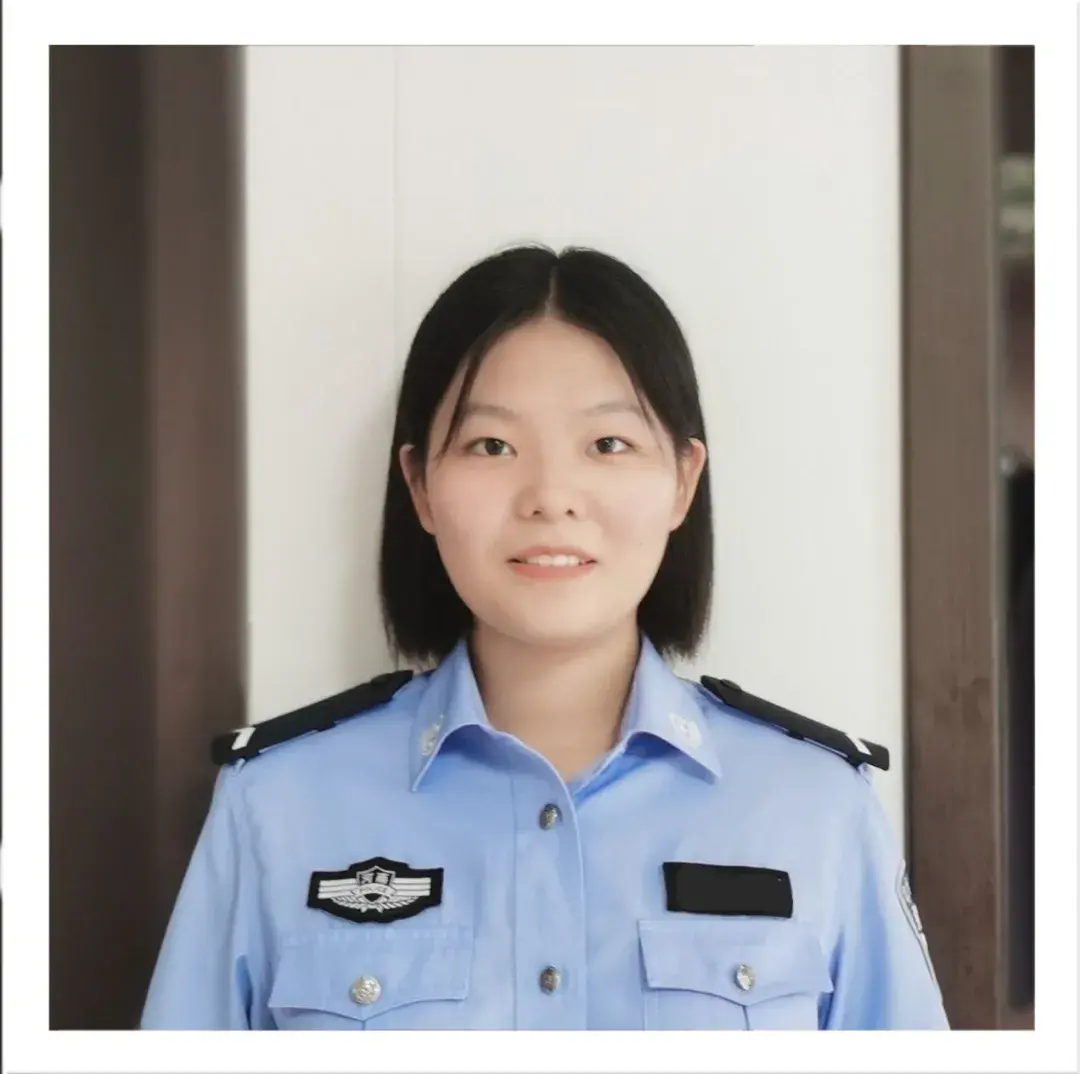 夏执勤着春秋执勤服时,佩戴扣式软质肩章和软质警号,胸徽,内着制式