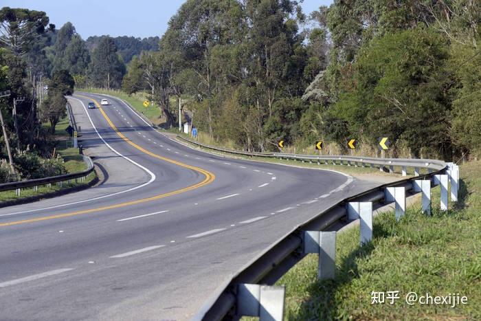 汽车在路口怎么转弯?道路转弯处的镜子叫什么? - 知乎