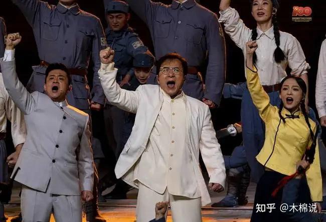 《伟大征程》中,她和成龙一起登台,演唱了一首《怒吼吧黄河》,为祖国
