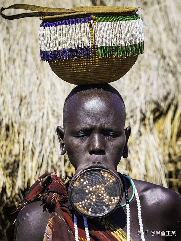 非洲唇盘族以唇部畸形为美女人的唇盘越大越美丽