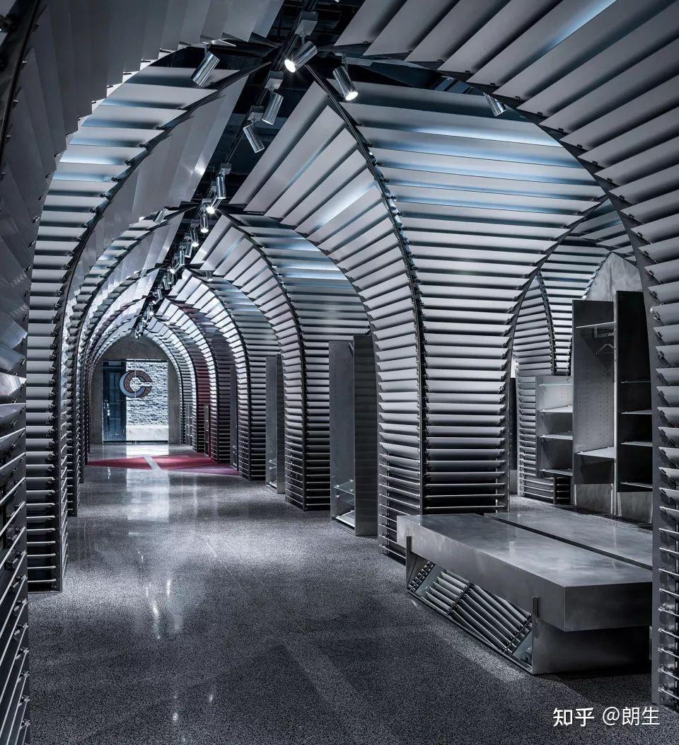 视觉上增加了空间的宽度和伞的数量,增强了整个场所的序列感