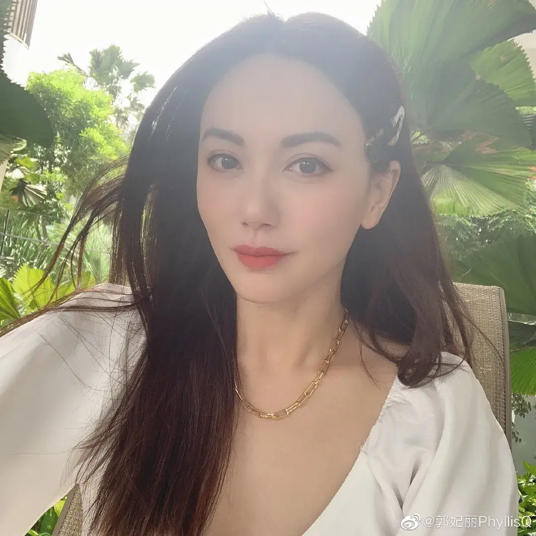 24岁成新加坡第一美人嫁富豪后退圈9年被宠成仙女的她后悔了