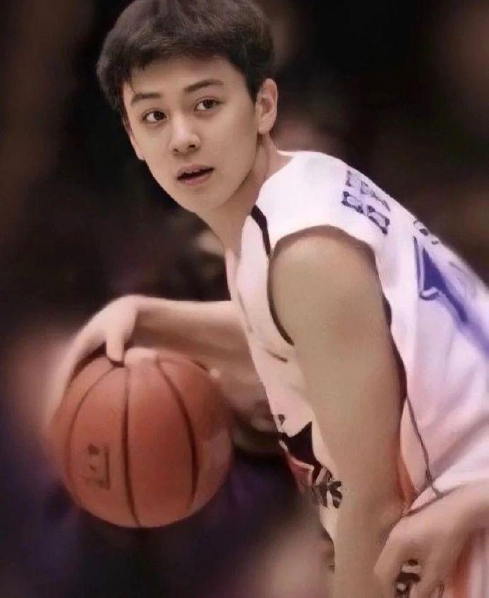 最帅篮球教练杨鸣宣布离婚10年恩爱转头空将共同抚养孩子