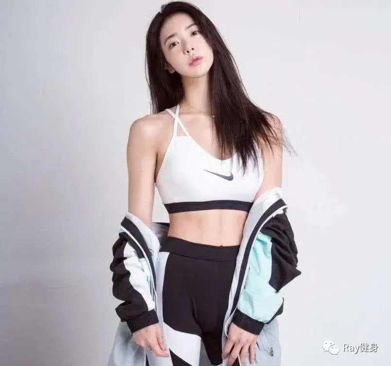 话不多说,上图:李艳花,韩国知名健身模特,因其较好的容貌,热辣的身材